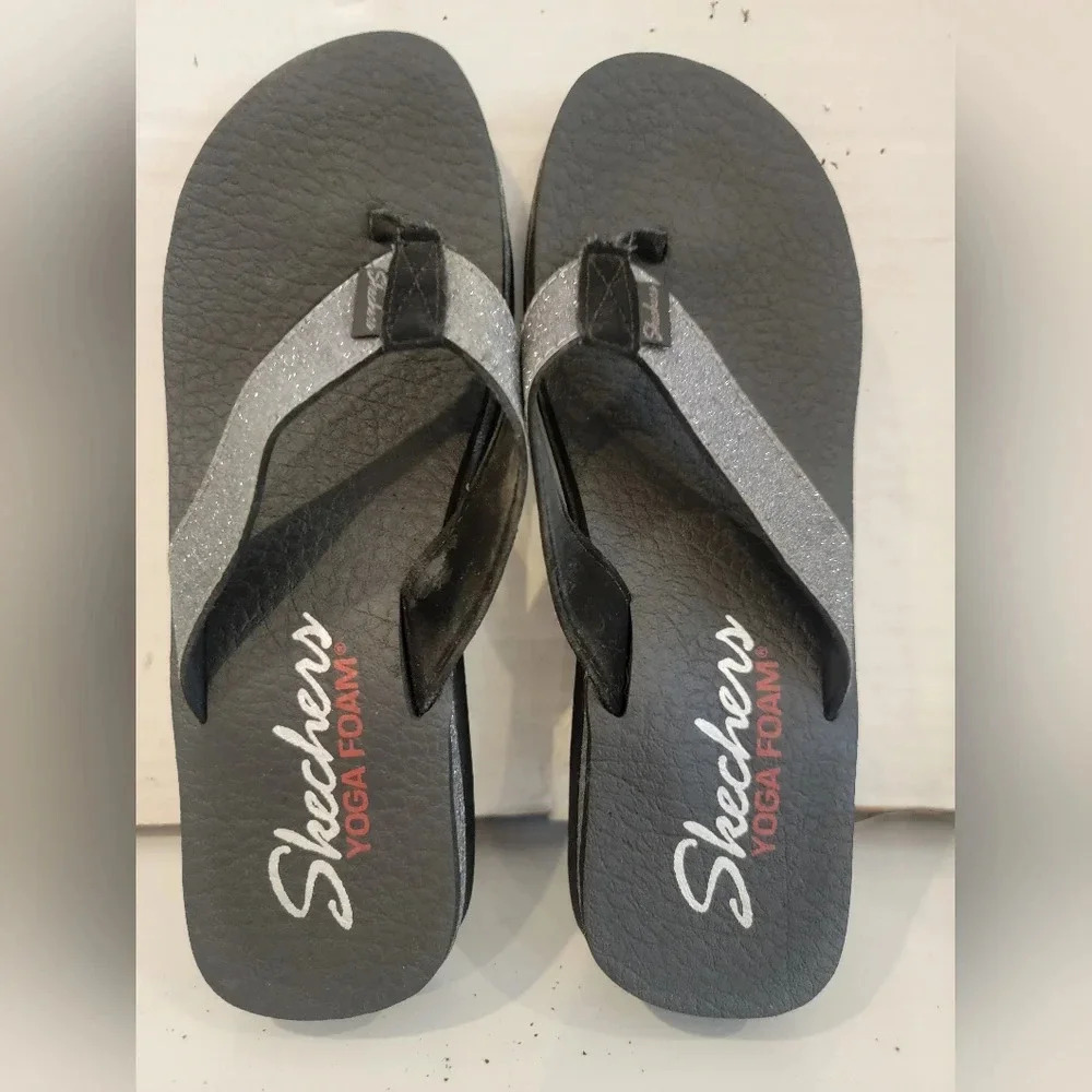 LADIES SKECHERS 1-1/2" WEDGE HEEL BLACK SANDALS WITH SILVER‎ STRAPS (sz 8)